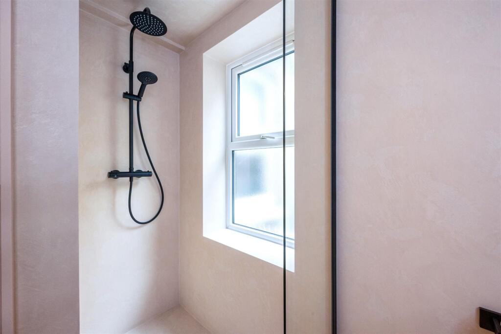 7B Queen Sq Bathroom b.jpeg