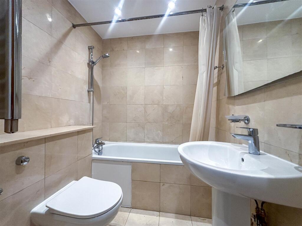 en-suite 2.jpg