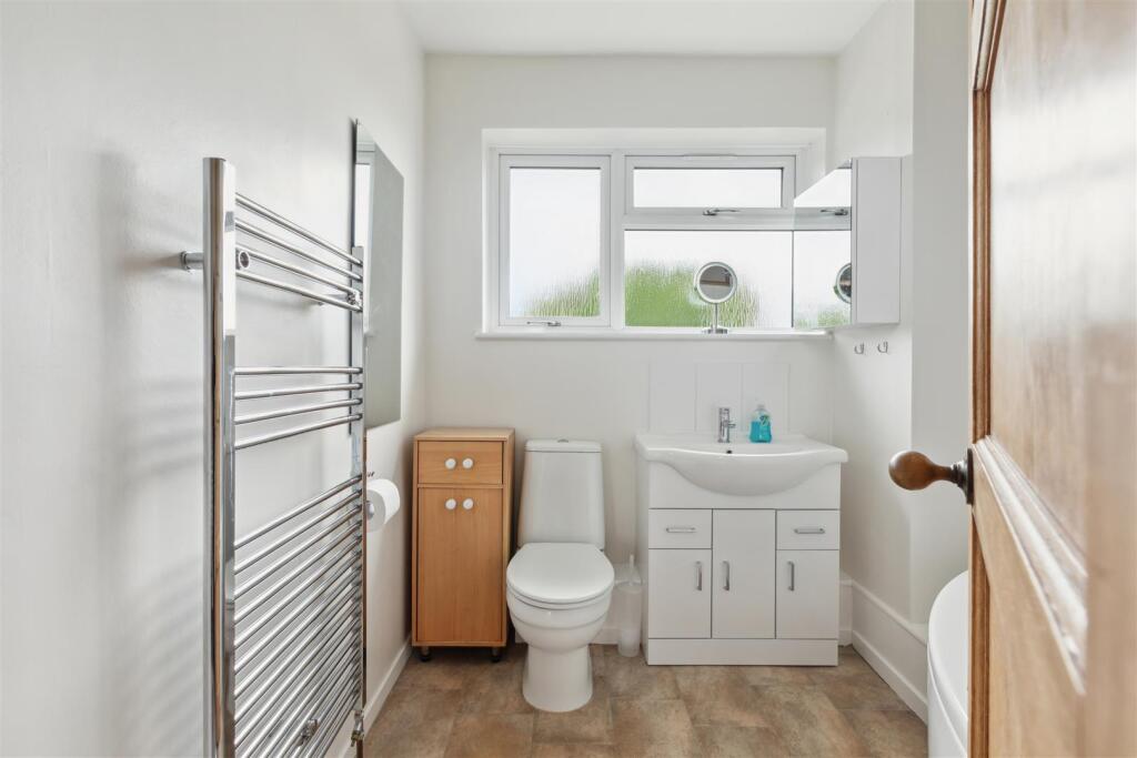 36 Balmoral Dr, Borehamwood WD6 2RD_008.jpg