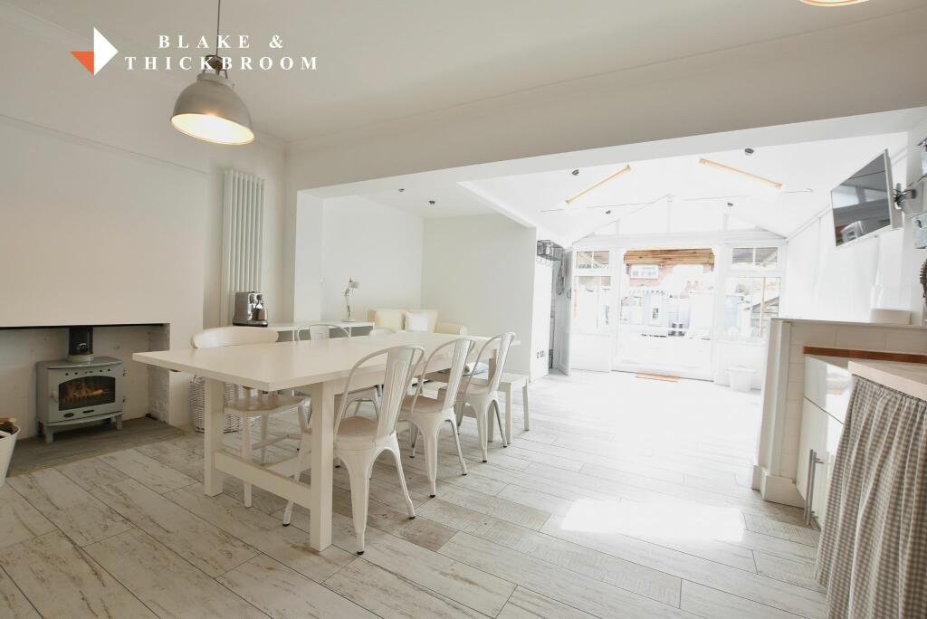 KITCHEN / DINER / DAY ROOM