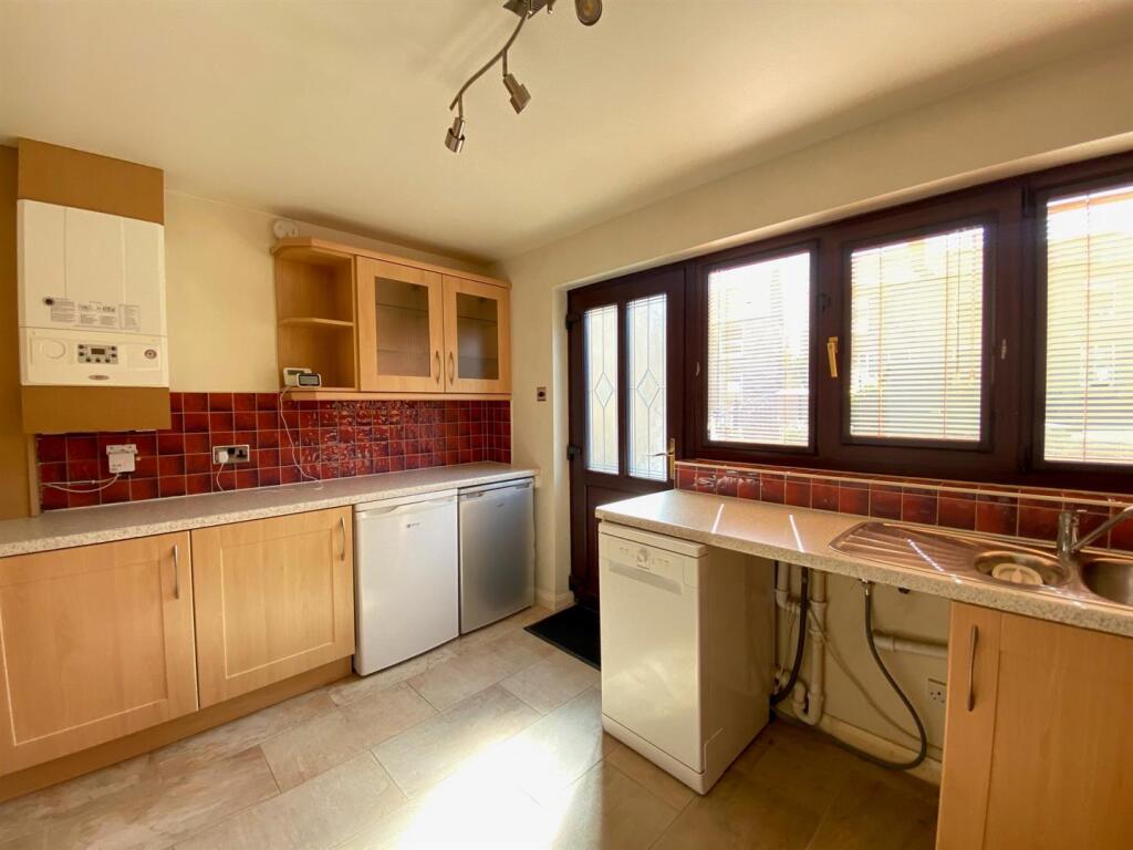 Kitchen 2.jpg