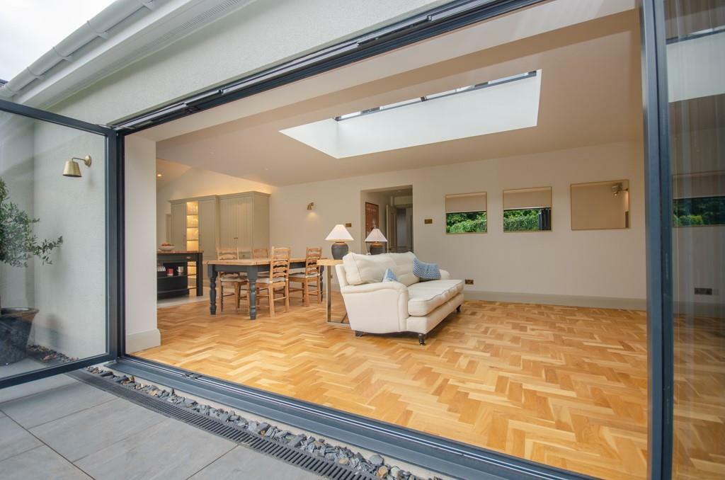 Bi-folds to family-dining area.jpg