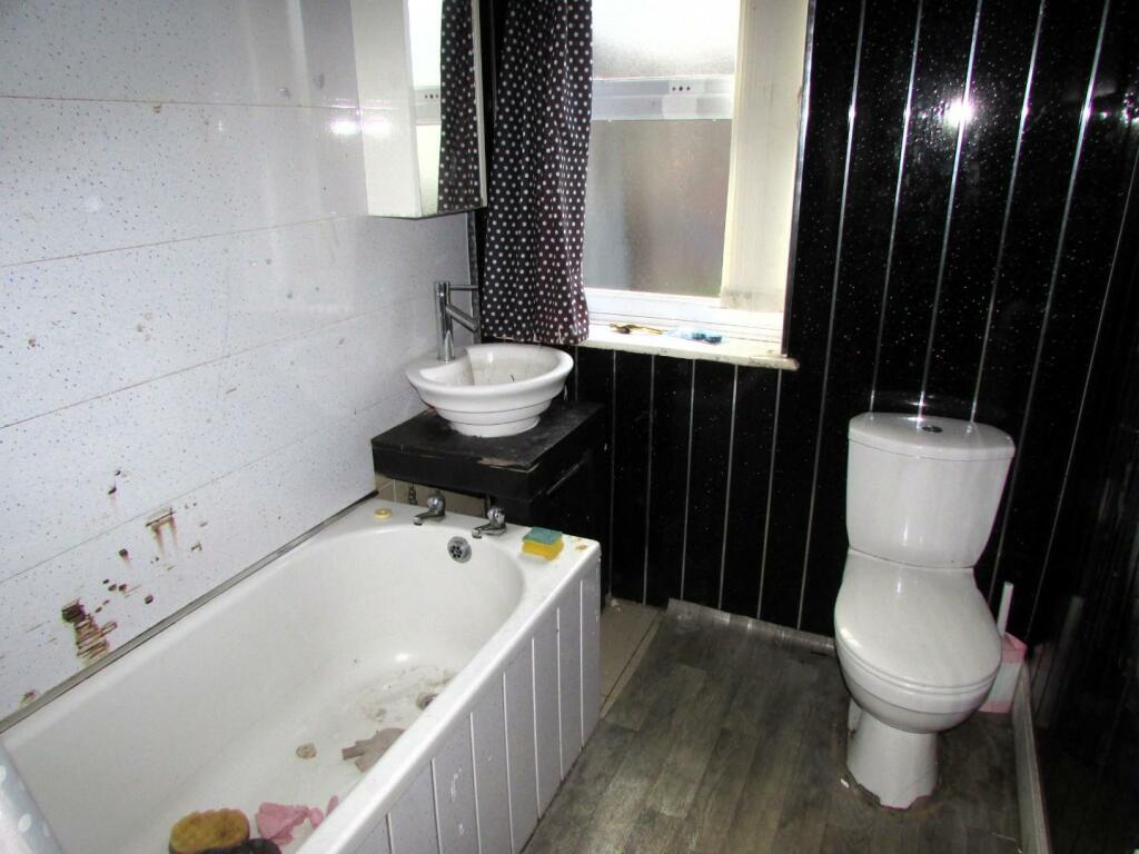 WellingtonSt14bath.JPG