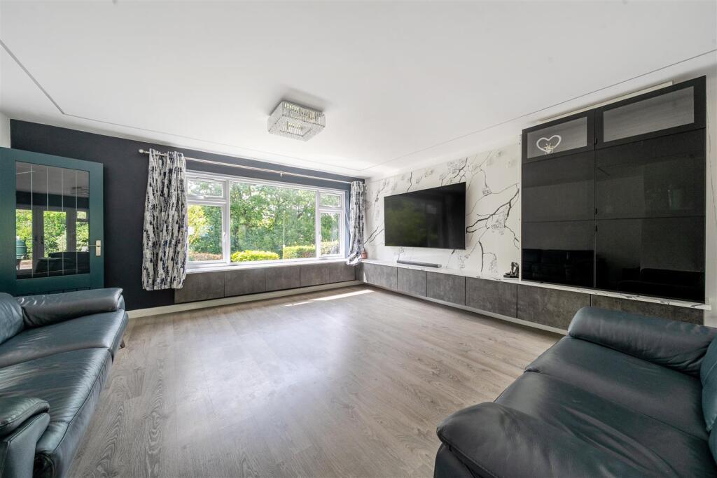 3 Croft Way lounge 1.jpg