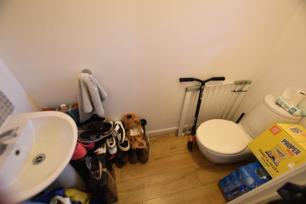 72 Pimpernel cloakroom