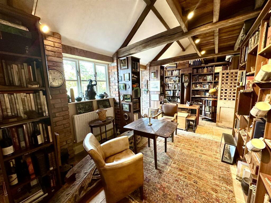 LIBRARY/DINING ROOM