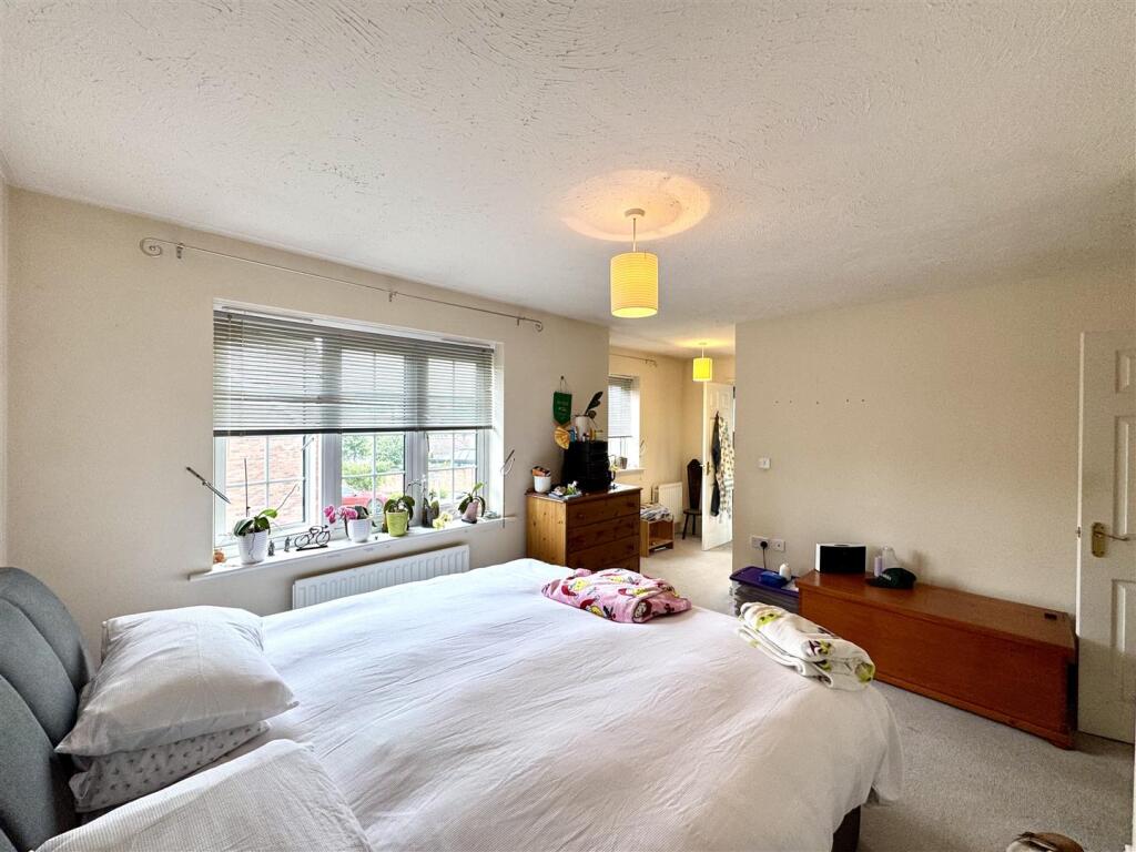 PRINCIPAL BEDROOM