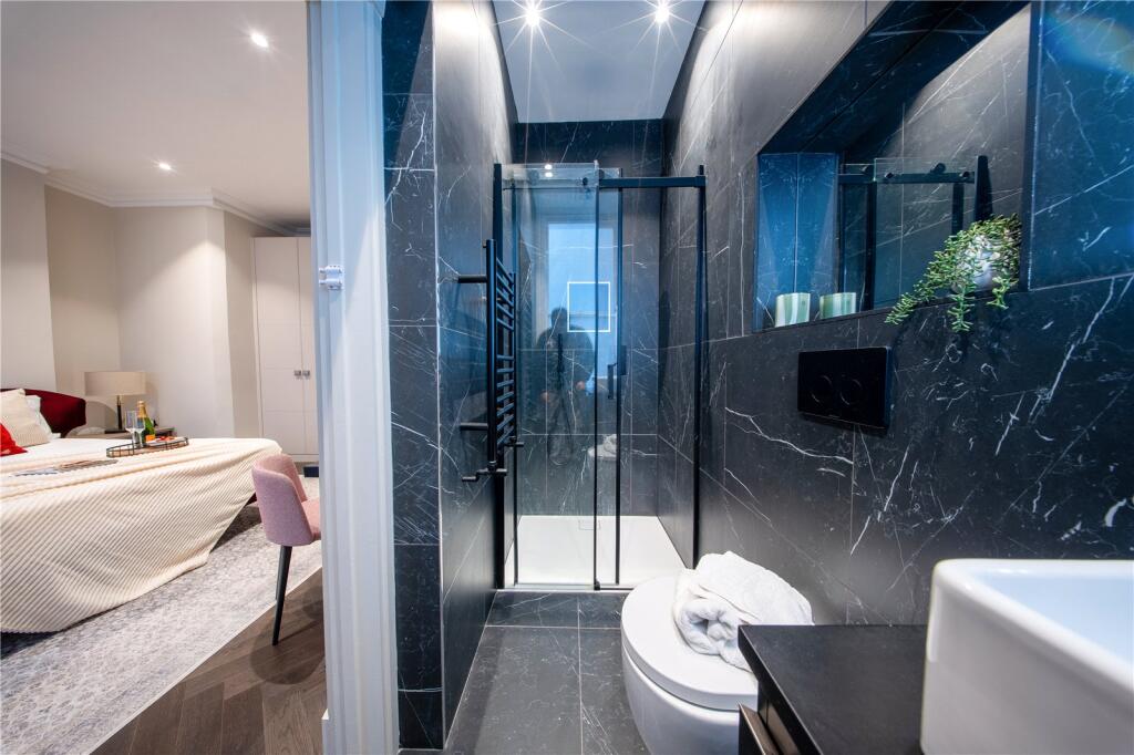 En-Suite Bathroom