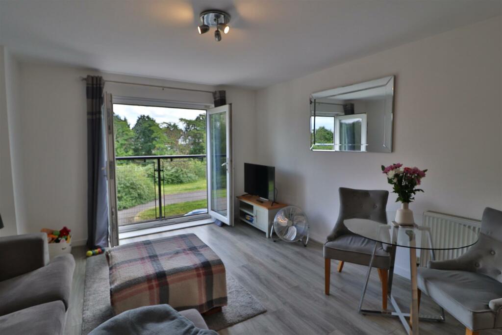 OPEN PLAN LOUNGE/DINING/KITCHEN