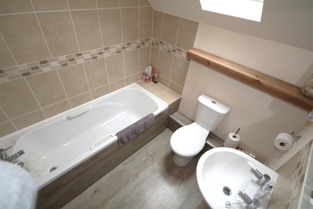 Family Bathroom b.JPG