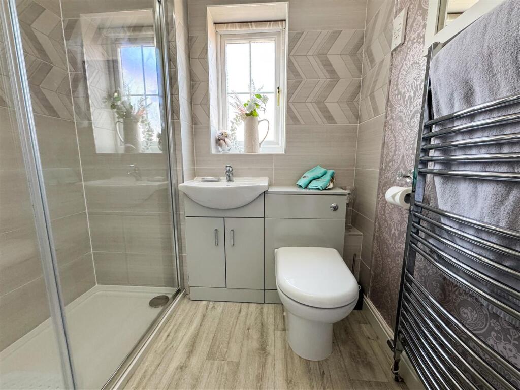FAMILY SHOWER ROOM