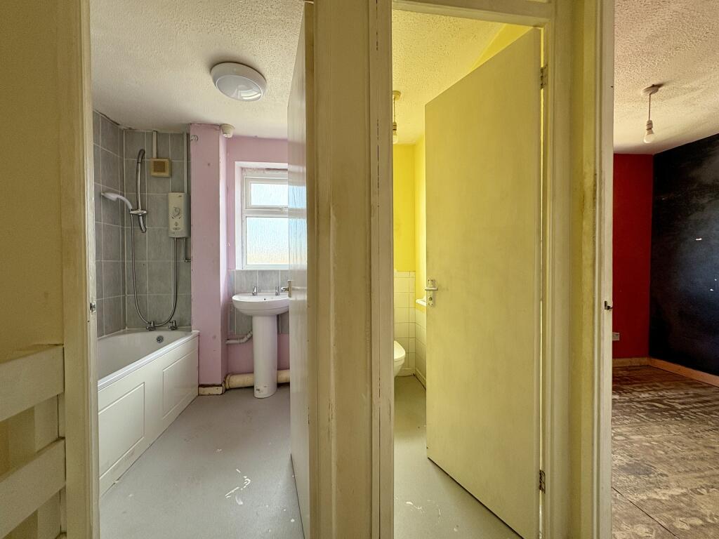 BATHROOM/TOILET