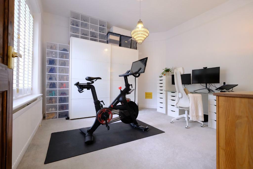 Bedroom 2 (12'2 x 11'10)