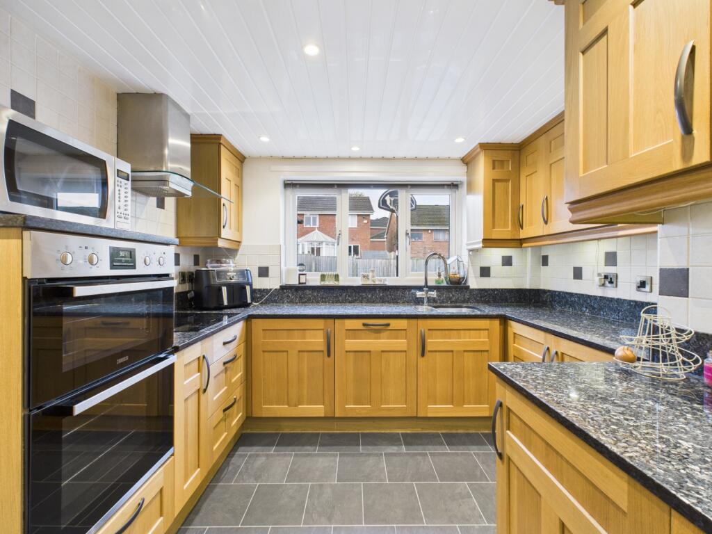 CAM03729G0-PR0185-STILL006