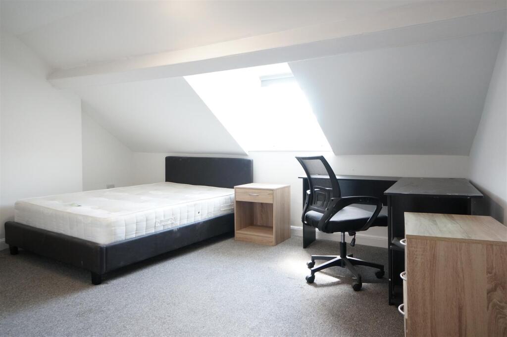 bedroom 5 2 .JPG