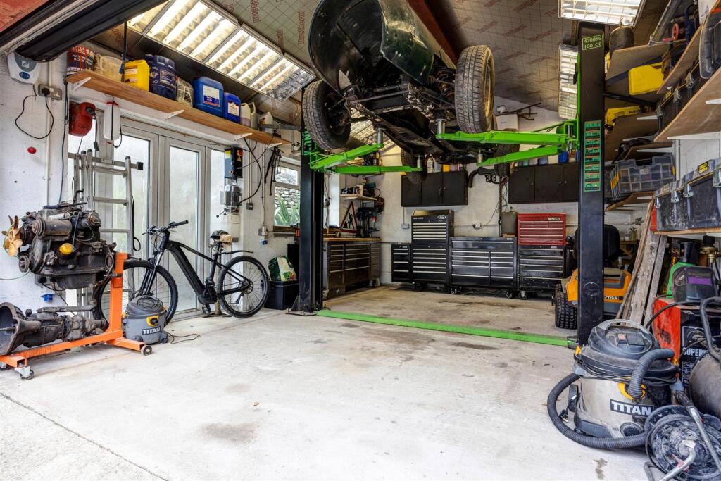 Detached garage