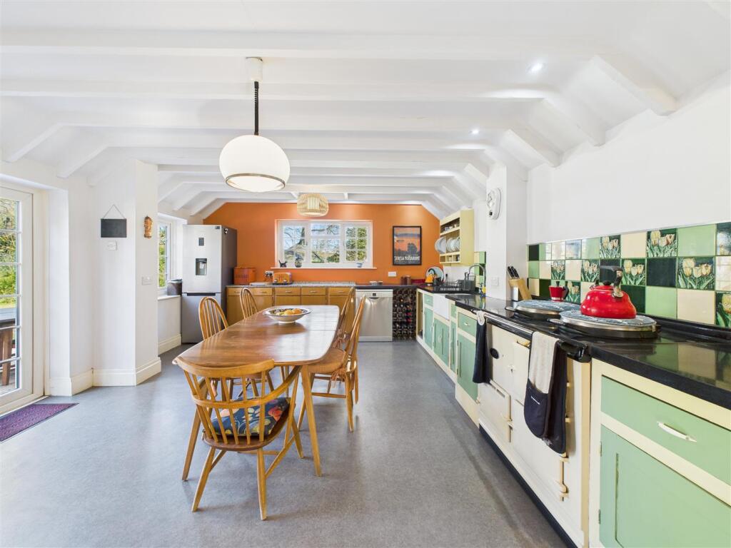KITCHEN /DINER