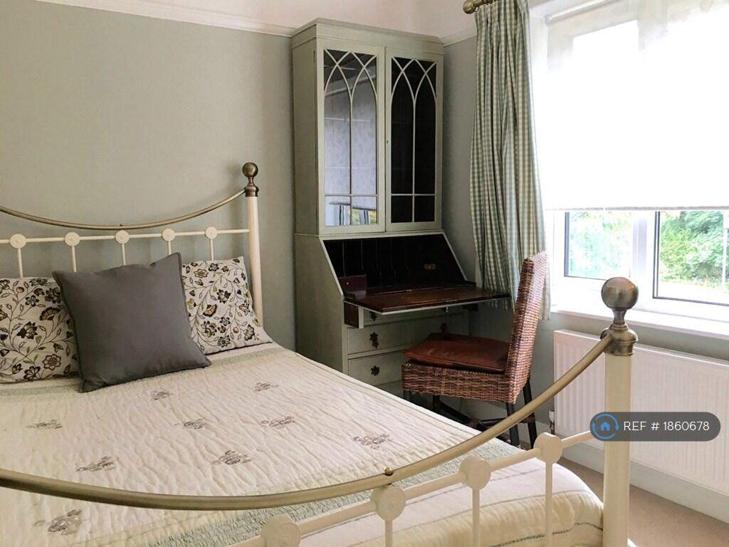 Small Double With Walk - In Wardrobe