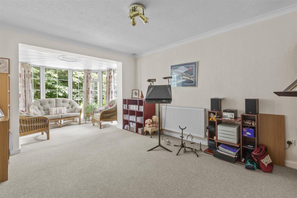6 Huntley Close, HP13 5PQ-13.jpg
