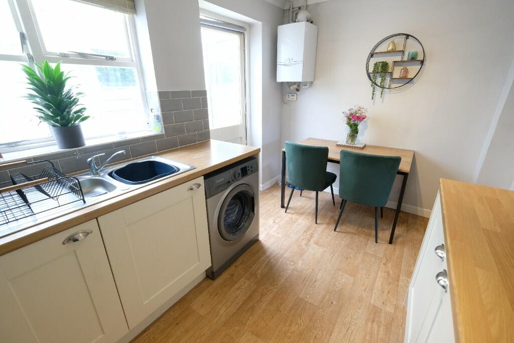 KITCHEN/DINING ROOM