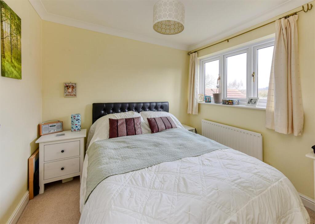 35 Penleigh Gardens-bed2.jpg