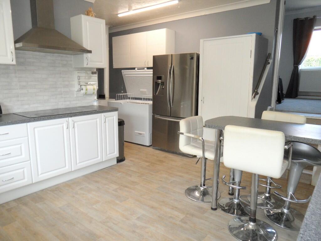 KITCHEN/BREAKFAST RM