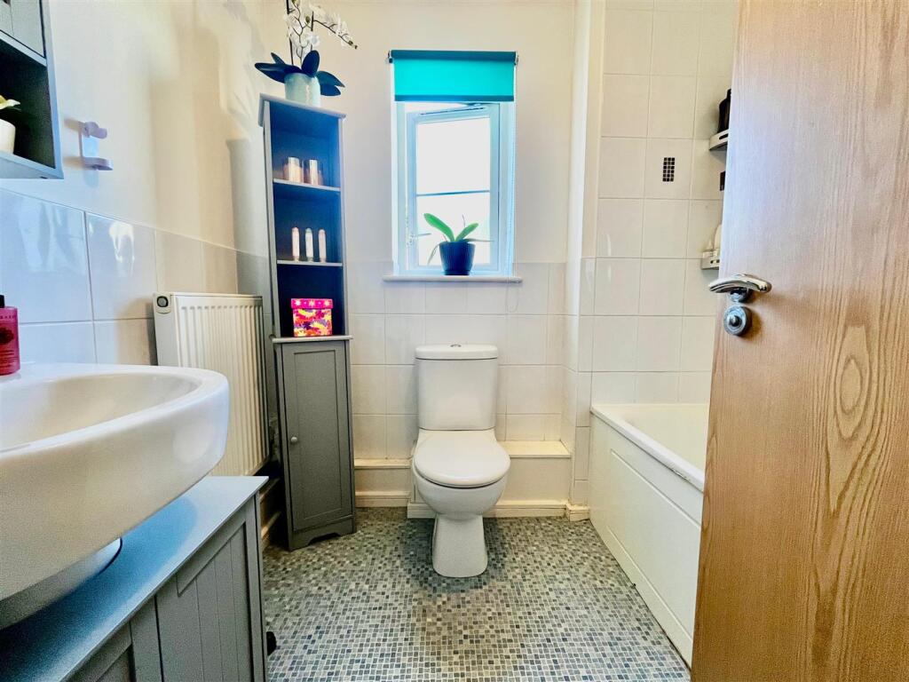 Main Bathroom.jpg