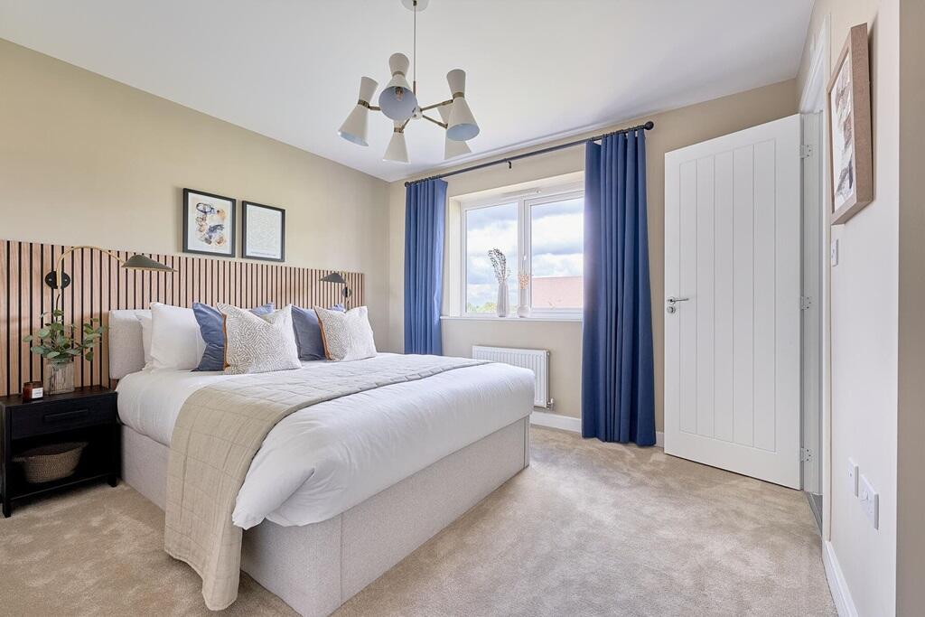 The main bedroom features an en suite shower room