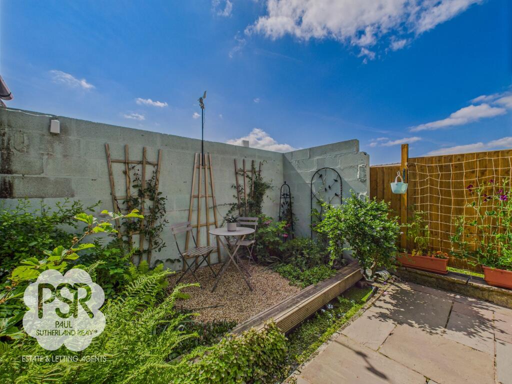Private Rear Garden - Alfresco Dining Area