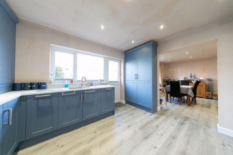 Kitchen &amp; dining room