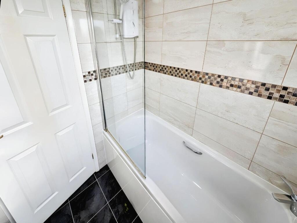 prop box 20 HAMPDEN CLOSE bath 2.jpg