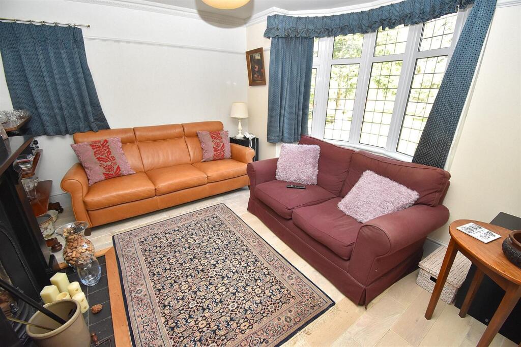 LOUNGE 1.JPG