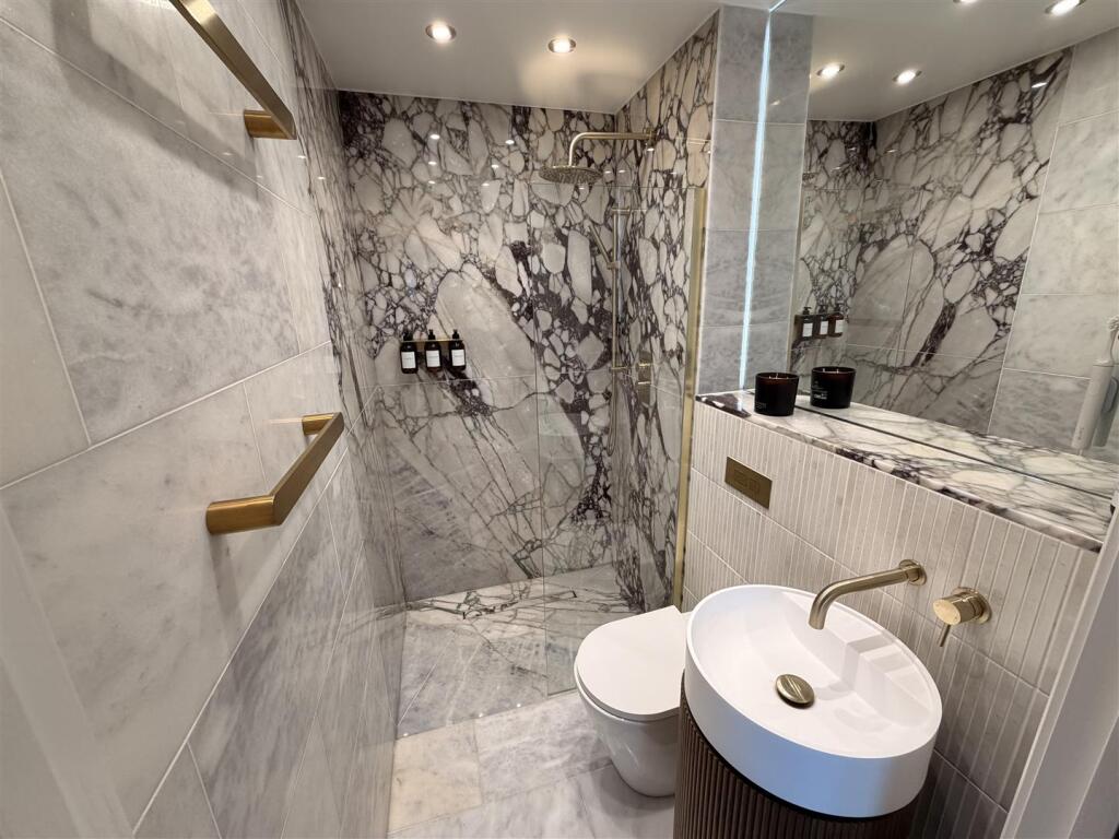 EN SUITE SHOWER ROOM