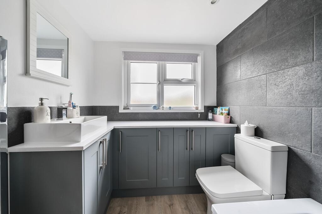 Bathroom W.C (2)