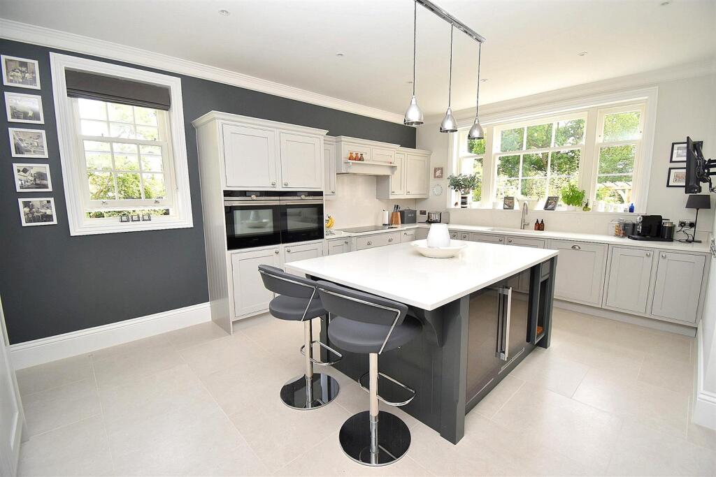 KITCHEN 2.JPG