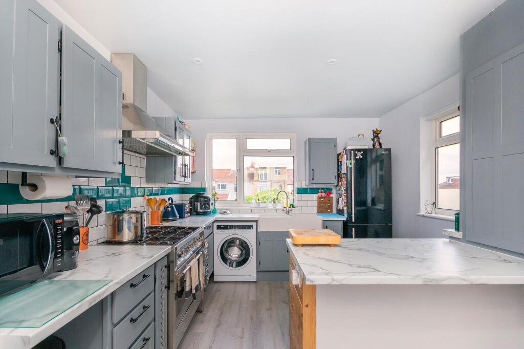 7K6AHD - Kitchen E.jpg