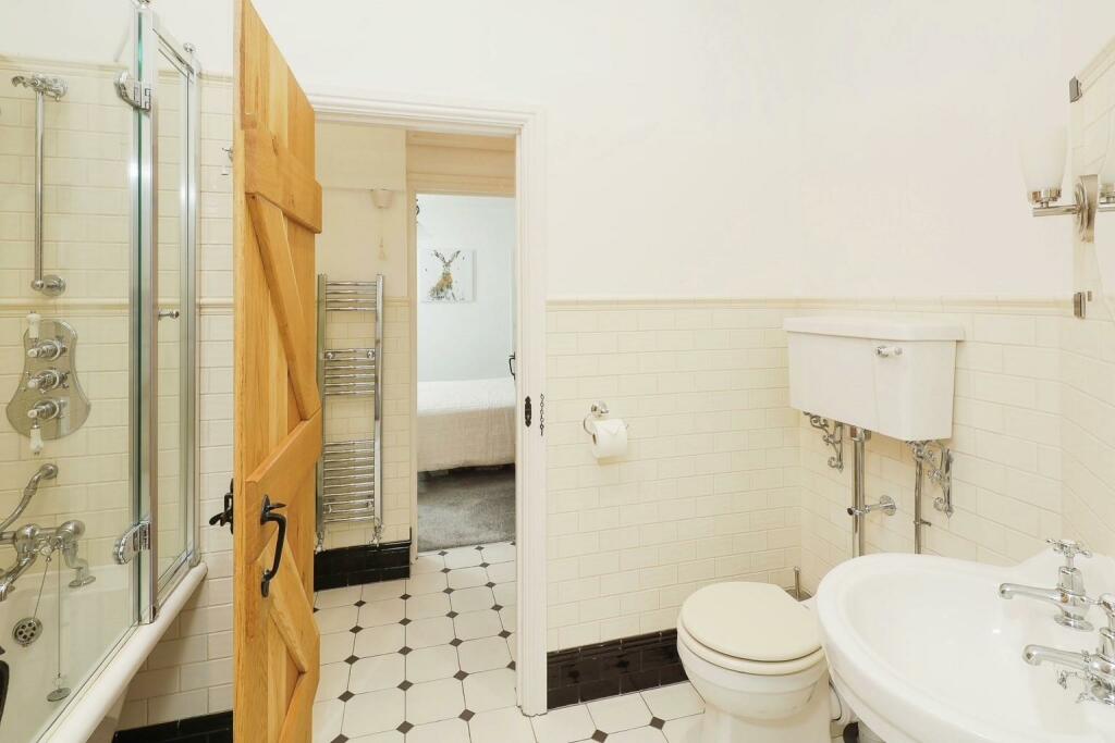 bathroom 2.jpg