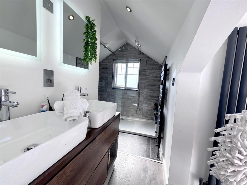 bedroom_Suite_2_Bathroom.jpg