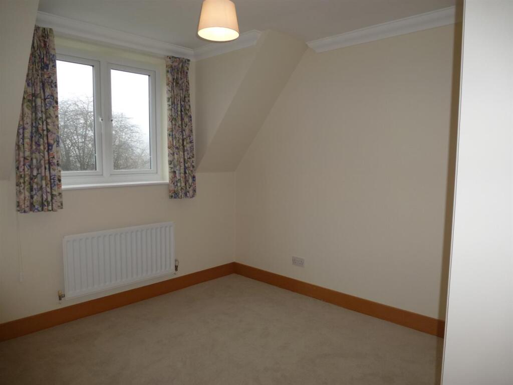 19 Chestnut Avenue bedroom 2.JPG