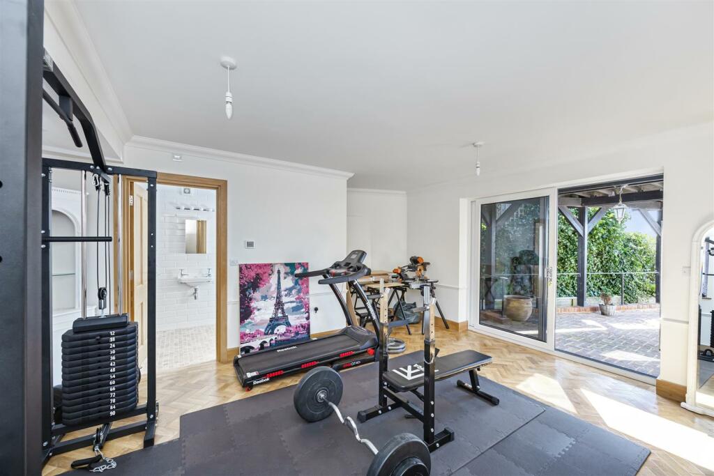 Roedean Crescent, 4-036.jpg