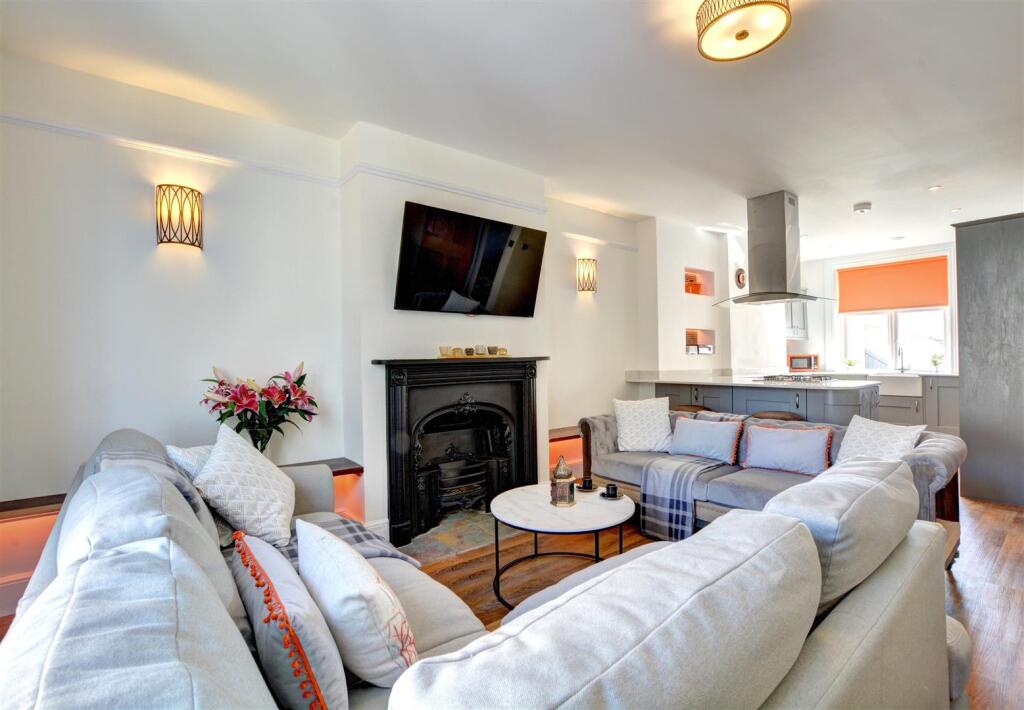 37a Traflagar Street lounge 2.jpg