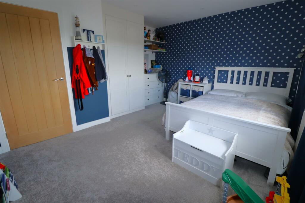 Bedroom4 (1).JPG