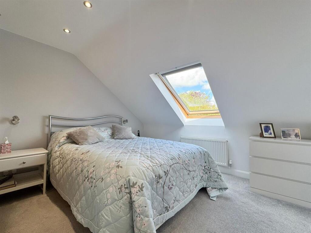 Master bedroom (2).jpg