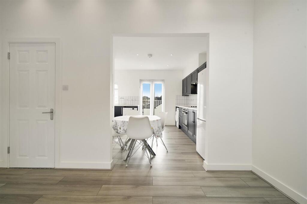 First Floor, 3 Tring Avenue - dTuWoU4Ei0uxv6R2nwZK