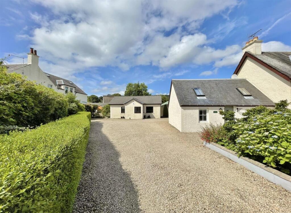 Shared driveway from the entrance