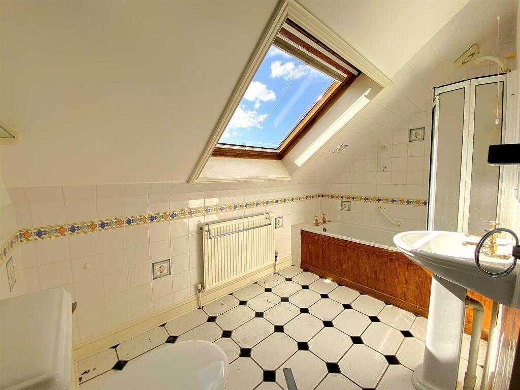 1 Grazebrook Close - En Suite.jpg