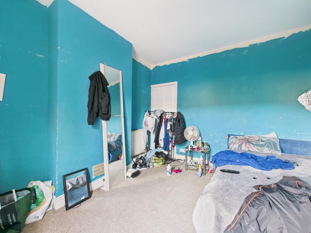 CAM02871G0-PR0690-STILL005