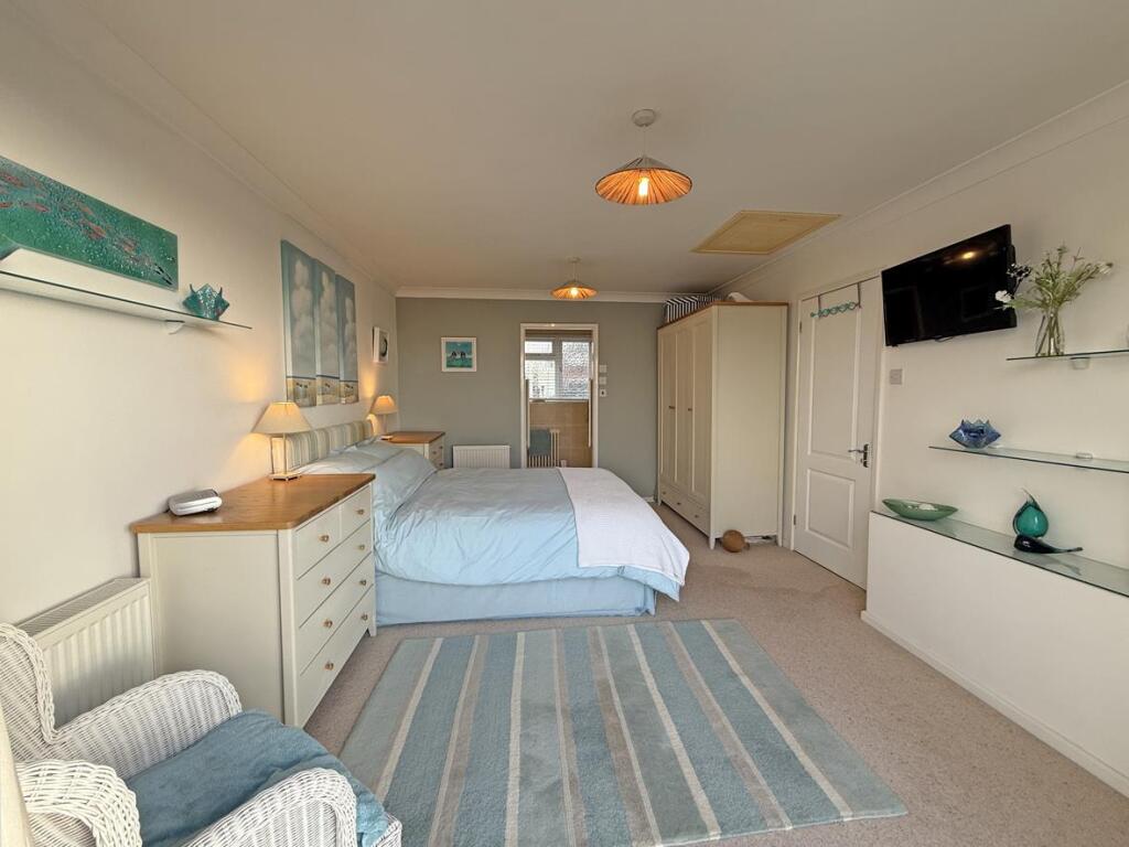 Southwell Road 41 - Bedroom 1 Shot 2.jpg