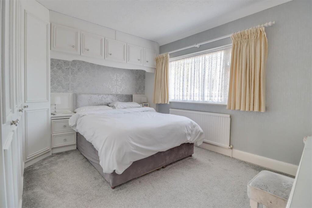 111 RUNWELL ROAD INSIDE-4.jpg