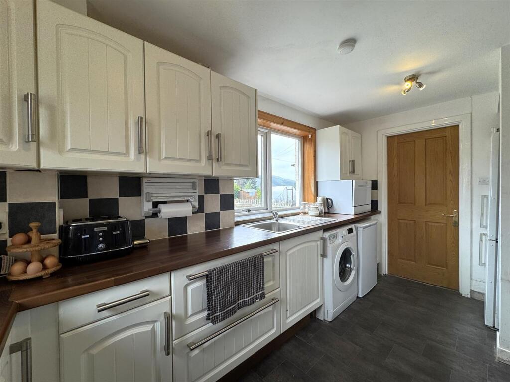 KITCHEN 5.JPG